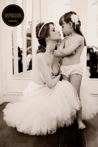 Foto premiada no Inspiration Awards, noiva beijando a daminha no making of.