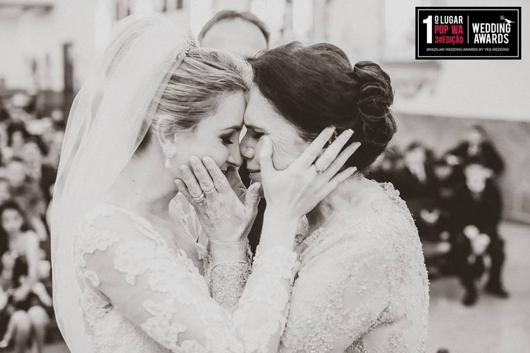 Foto premiada no wedding awards, carinho de mãe e filha no casamento.