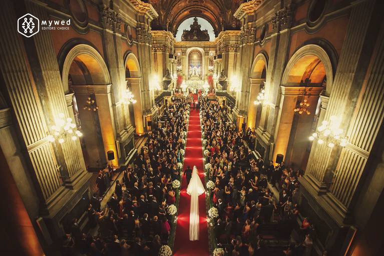 Foto premiada no mywed, foto da noiva entrando na igreja, igreja linda.