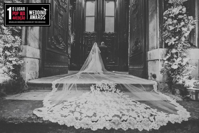 Foto premiada no wedding awards, foto da noiva com o véu antes de entrar na igreja.