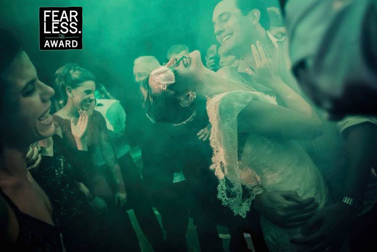 Foto premiada no fearless, noivos dançando na festa.