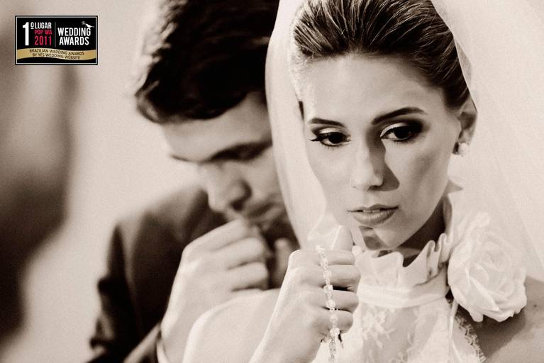 Foto premiada no wedding awards, noivos no altar em momento de oração.