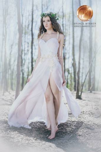 Foto de ensaio premiado no PX3 de paris, prix de paris, prix de la photographie, Editorial com tema noiva ninfa, fotografado na floresta.