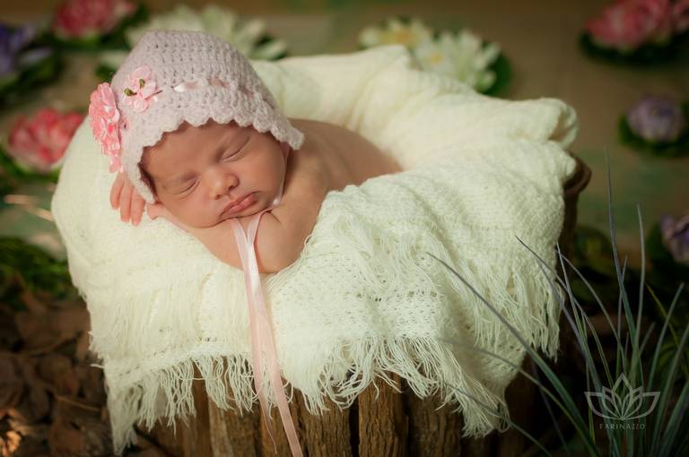 Ensaio Newborn menina bebê recém nascida em cenário realista mini pântano. 