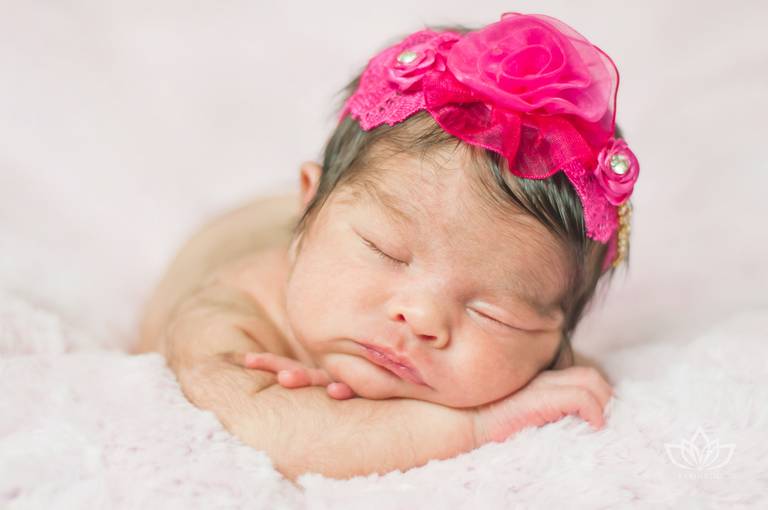 Ensaio Newborn menina bebê recém nascida tons de rosa com headband rosa newborn.