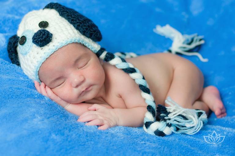 Ensaio Newborn tons de azul com bebê recém nascido com touca newborn cachorrinho azul.