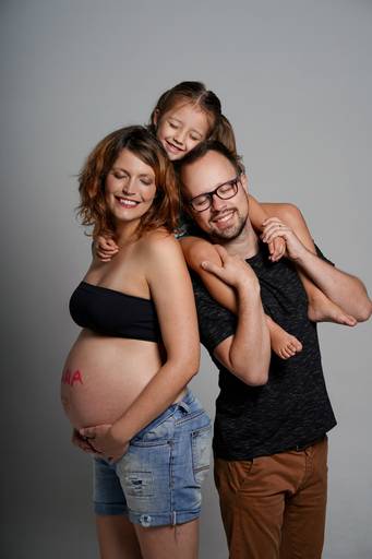 Ensaio gestante em estúdio  fotografado pelo melhor fotógrafo de Curitiba e Campo Largo, Michel Druziki. Gestante com marido e filha mais velha