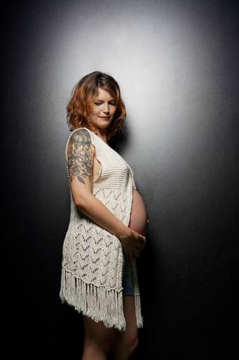 Ensaio gestante em estúdio  fotografado pelo melhor fotógrafo de Curitiba e Campo Largo, Michel Druziki. Gestante com colete de lã 