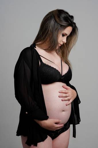Ensaio gestante Manu Bullow estúdio em Campo Largo, pelo melhor fotógrafo de Curitiba e Campo Largo, Michel Druziki.