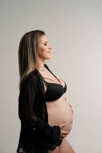 Ensaio gestante Manu Bullow estúdio em Campo Largo, pelo melhor fotógrafo de Curitiba e Campo Largo, Michel Druziki.