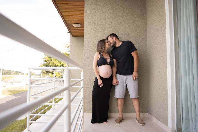 ensaio gestante com marido na sacada