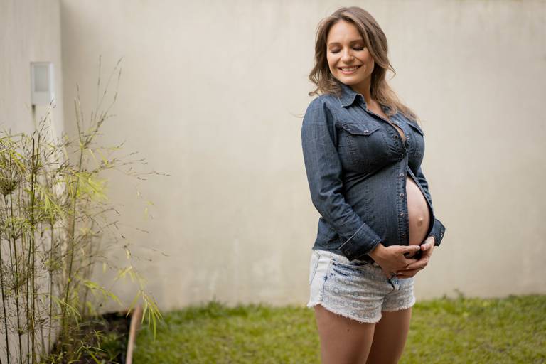 ensaio gestante no quintal de casa