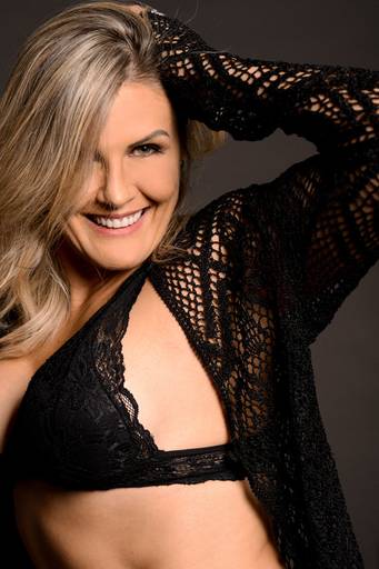 Ensaio sensual em estúdio Graciele Kuster em Campo Largo, pelo melhor fotógrafo de Curitiba e região, Michel Druziki.