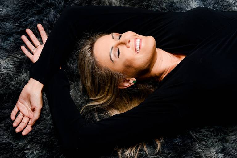 Ensaio sensual em estúdio Graciele Kuster em Campo Largo, pelo melhor fotógrafo de Curitiba e região, Michel Druziki.