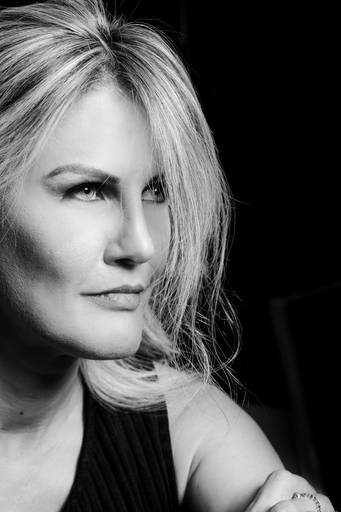 Ensaio sensual em estúdio Graciele Kuster em Campo Largo, pelo melhor fotógrafo de Curitiba e região, Michel Druziki.