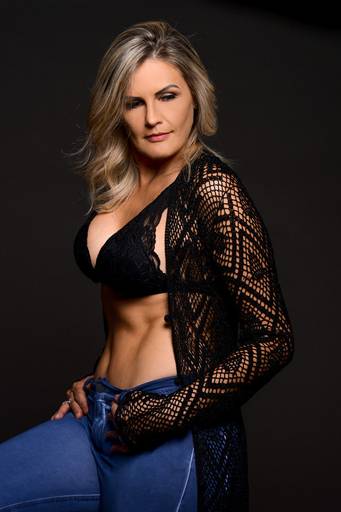 Ensaio sensual em estúdio Graciele Kuster em Campo Largo, pelo melhor fotógrafo de Curitiba e região, Michel Druziki.