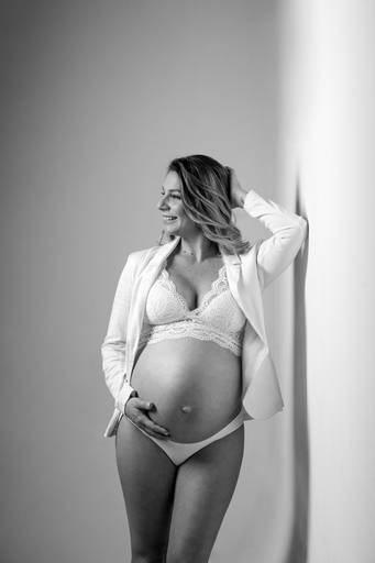 Ensaio gestante em estúdio    fotografado pelo melhor fotógrafo de Curitiba e Campo Largo, Michel Druziki. Gestante com blaser e lingerie