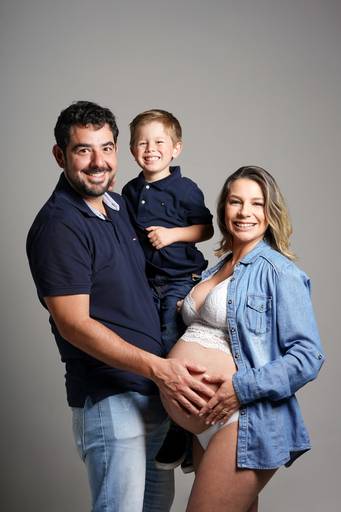 Ensaio gestante em estúdio    fotografado pelo melhor fotógrafo de Curitiba e Campo Largo, Michel Druziki. Gestante com marido e filho mais velho