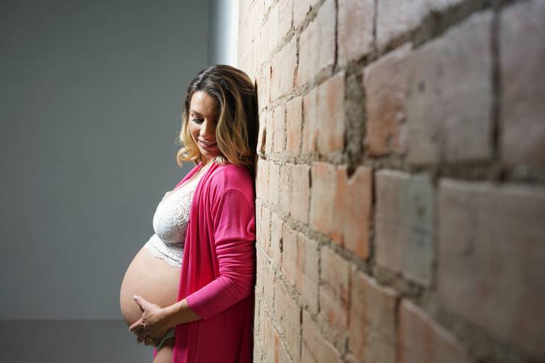 Ensaio gestante em estúdio  fotografado pelo melhor fotógrafo de Curitiba e Campo Largo, Michel Druziki. Gestante com cardigã pink e lingerie 