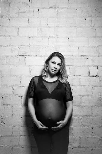 Ensaio gestante em estúdio   fotografado pelo melhor fotógrafo de Curitiba e Campo Largo, Michel Druziki. Gestante com blusa transparente