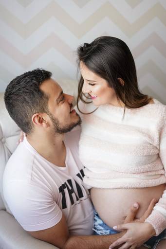 Ensaio gestante life style fotografado pelo melhor fotógrafo de ensaios de campo largo e Curitiba, Michel Druziki. Gestante e marido se olhando e sorrindo