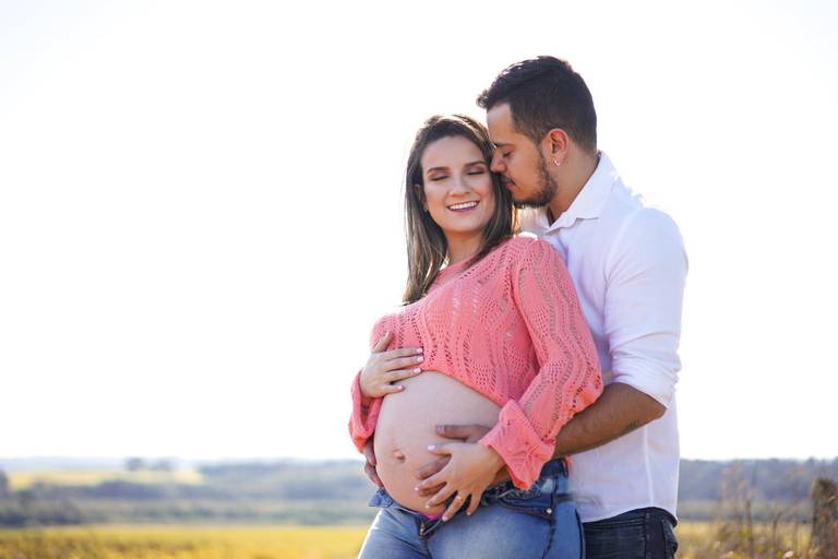 Ensaio gestante life style fotografado pelo melhor fotógrafo de ensaios de campo largo e Curitiba, Michel Druziki. Gestante e marido com a mão na barriga
