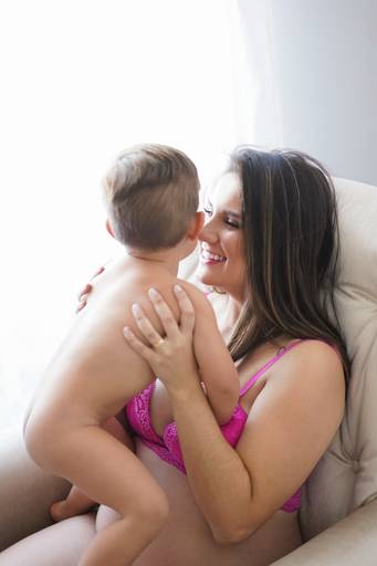 Ensaio gestante life style fotografado pelo melhor fotógrafo de ensaios de campo largo e Curitiba, Michel Druziki. Gestante com filho mais velho no colo
