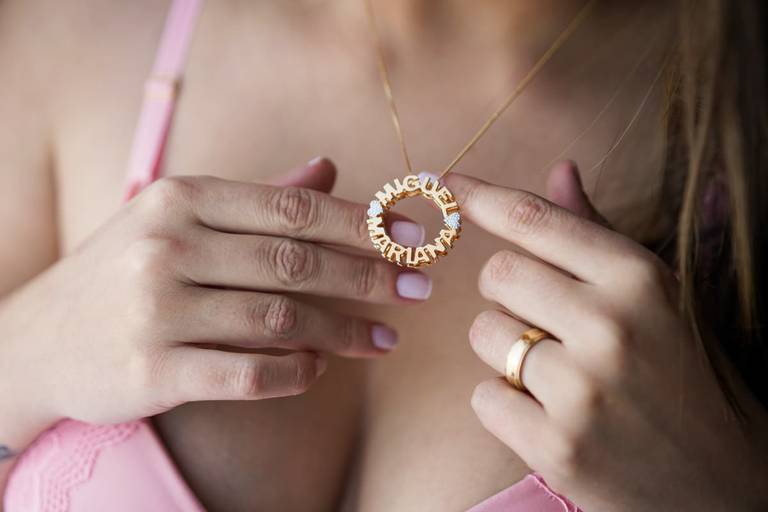 Ensaio gestante life style fotografado pelo melhor fotógrafo de ensaios de campo largo e Curitiba, Michel Druziki. Gestante com colar com nome dos filhos