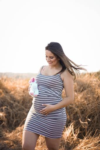 Ensaio gestante life style fotografado pelo melhor fotógrafo de ensaios de campo largo e Curitiba, Michel Druziki. Gestante com unicórnio 