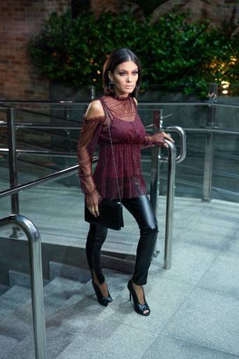 Editorial fotografado pelo melhor fotógrafo de Campo Largo e Curitiba, Michel Druziki. Modelo com calça de couro preta e blusa marsala 