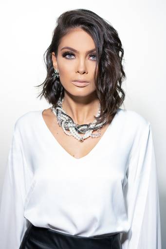 Editorial fotografado pelo melhor fotógrafo de Campo Largo e Curitiba, Michel Druziki. Modelo com blusa branca e colar trançado 