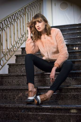 Editorial fotografado pelo melhor fotógrafo de campo largo e Curitiba, Michel Druziki. Modelo sentada na escada com jaqueta bomber de pelúcia salmão 