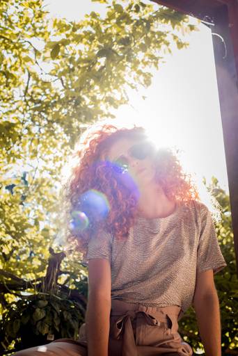 Michel druziki melhor fotografo de curitiba e campo largo ensaio externo dia ensolarado mulher cabelo ruivo cacheado de óculos de sol
