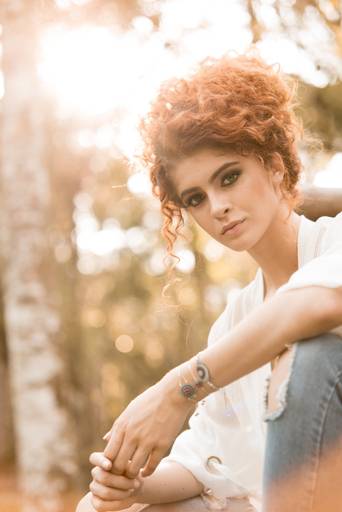 Michel druziki melhor fotografo de curitiba e campo largo ensaio externo dia ensolarado mulher cabelo ruivo cacheado 