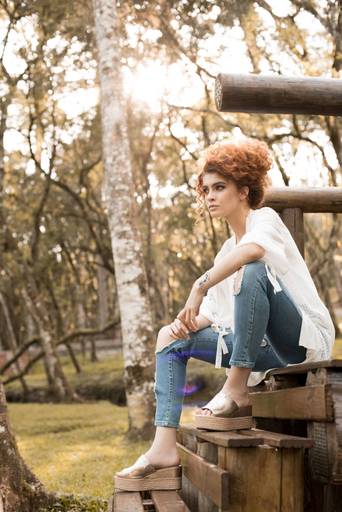 Michel druziki melhor fotografo de curitiba e campo largo ensaio externo dia ensolarado mulher cabelo ruivo cacheado 