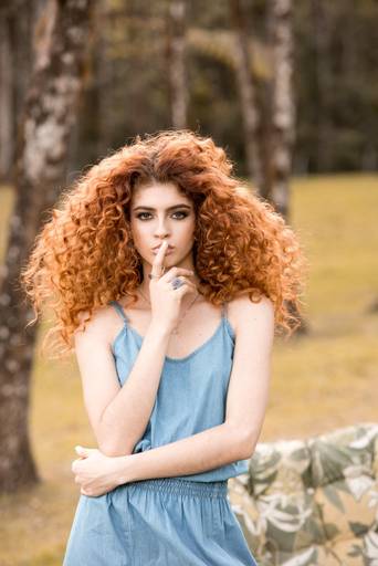 Michel druziki melhor fotografo de curitiba e campo largo ensaio externo dia ensolarado mulher cabelo ruivo cacheado 