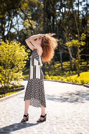 Michel druziki melhor fotografo de curitiba e campo largo ensaio externo dia ensolarado mulher cabelo ruivo cacheado 