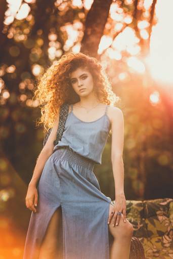 Michel druziki melhor fotografo de curitiba e campo largo ensaio externo dia ensolarado mulher cabelo ruivo cacheado 