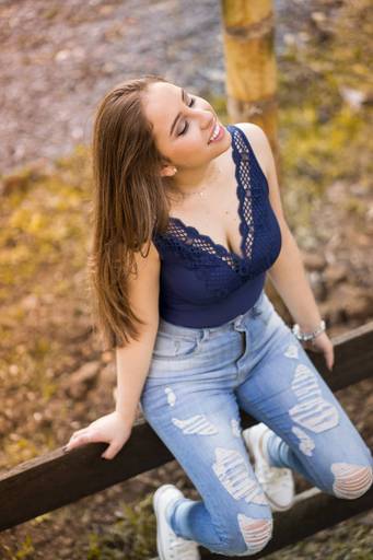 ensaio curitiba  menina 15 anos sentada na cerca de madeira