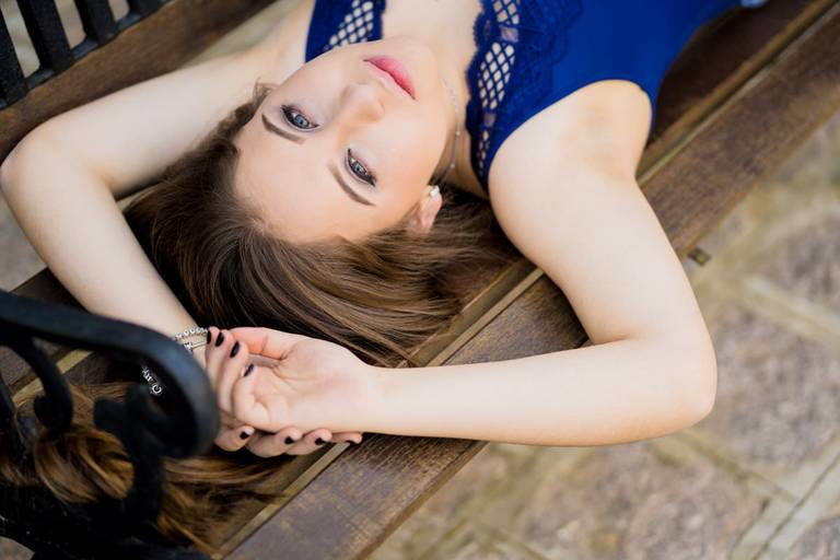 ensaio curitiba  menina 15 anos deitada no banco de madeira