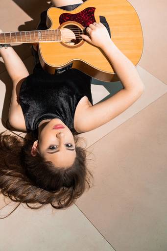 ensaio curitiba  menina 15 anos deitada no chao com violao