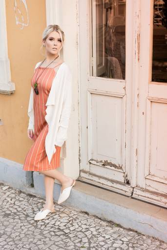 Editorial fotografado pelo melhor fotógrafo de campo largo e Curitiba, Michel Druziki. Modelo de vestido midi laranja 
