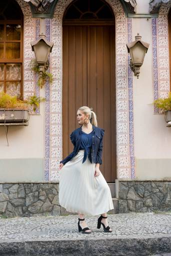 Editorial fotografado pelo melhor fotógrafo de campo largo e Curitiba, Michel Druziki. Modelo com saia longa branca e jaqueta jeans 
