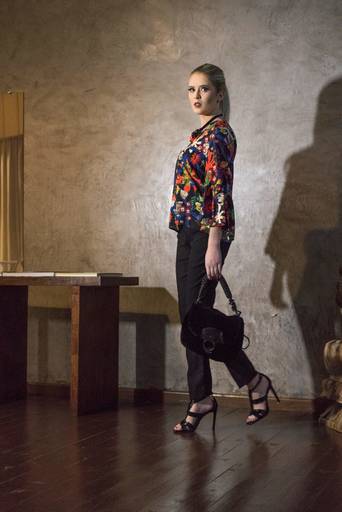 Editorial fotografado pelo melhor fotógrafo de campo largo e Curitiba, Michel Druziki. Modelo com camisa estampada e calça preta