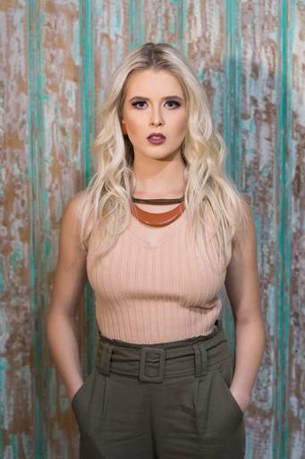 Editorial fotografado pelo melhor fotógrafo de campo largo e Curitiba, Michel Druziki. Modelo com calça verde militar e cropped rosa claro