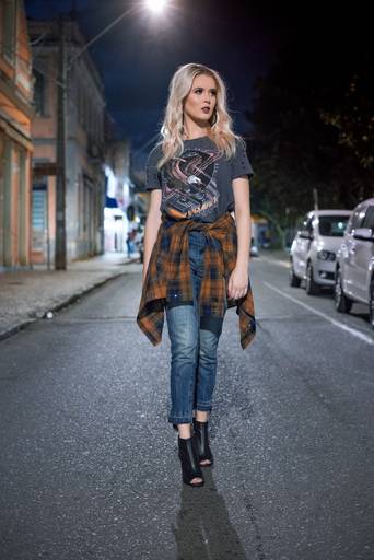 Editorial fotografado pelo melhor fotógrafo de campo largo e Curitiba, Michel Druziki. Modelo com calça jeans, camisa xadrez andando na rua à noite 