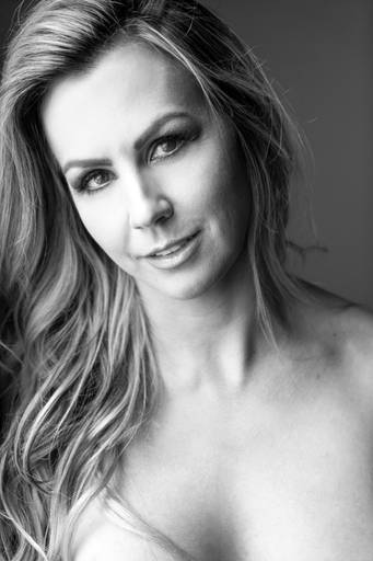 Ensaio sensual em estúdio Ana Paula Baroni em Campo Largo, pelo melhor fotógrafo de Curitiba e região, Michel Druziki.