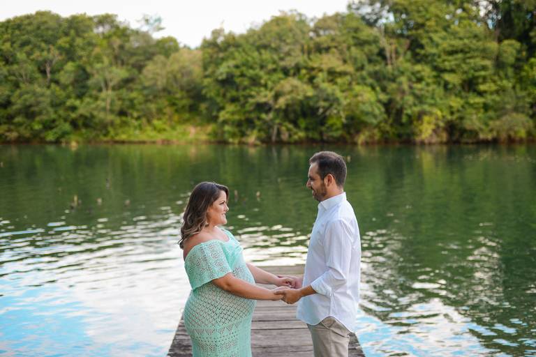 Ensaio de gestante fotografado pelo melhor fotógrafo de ensaios de campo largo e Curitiba. Gestante e marido na ponte lago verde 