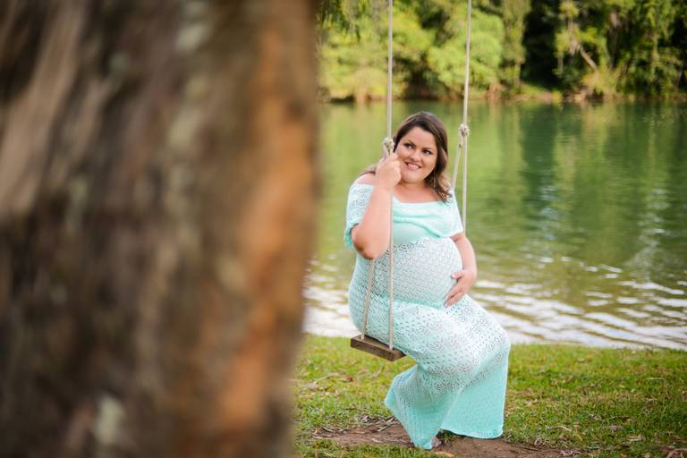 Ensaio de gestante fotografado pelo melhor fotógrafo de ensaios de campo largo e Curitiba. Gestante de vestido azul tiffany