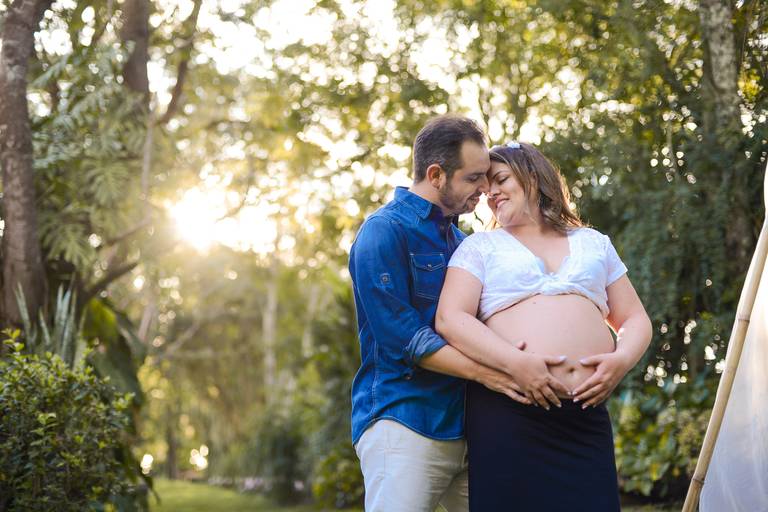 Ensaio de gestante fotografado pelo melhor fotógrafo de ensaios de campo largo e Curitiba. Casal abraçado com a mão na barriga